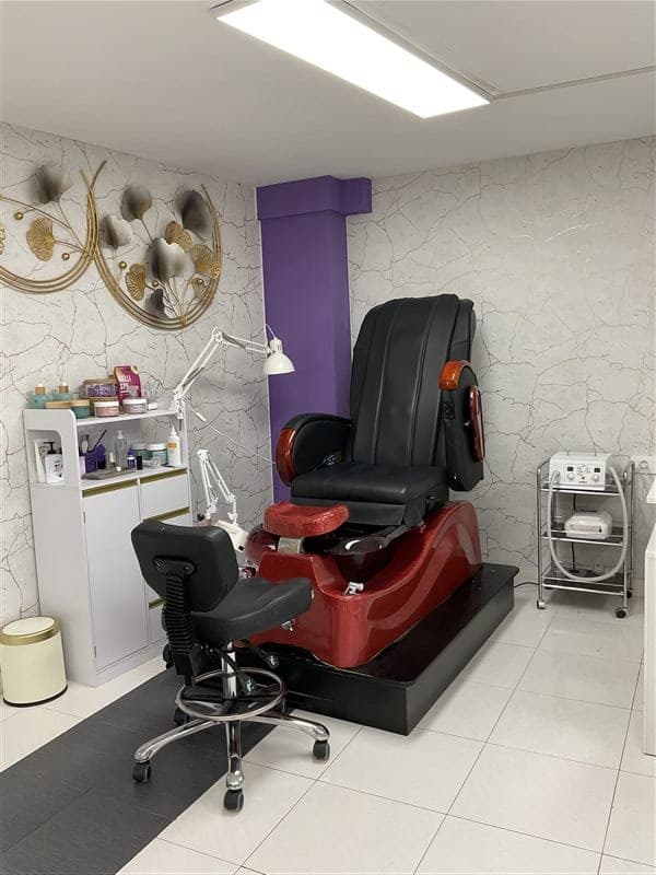 Técnica de manicura en Ribeira, Yazmin Reyes