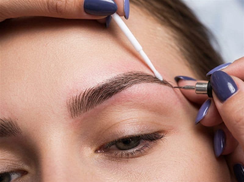 Micropigmentación de cejas y pestañas en Ribeira
