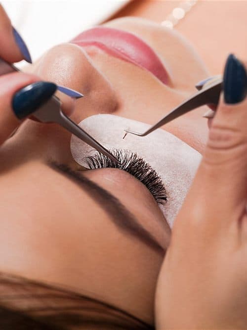 Pestañas y cejas en Ribeira, Yazmin Reyes