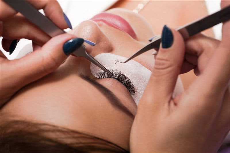 Pestañas y cejas en Ribeira, Yazmin Reyes